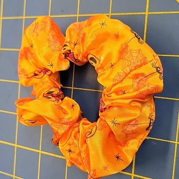 Minnie Mouse Srunchie Satiny Hair - Picture 1 of 2